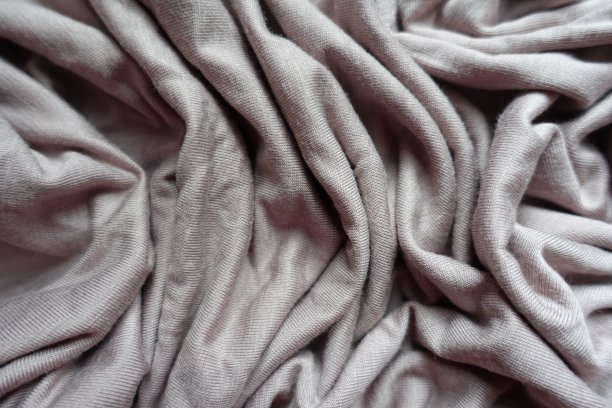 浅灰色粘胶织物，上面有柔软的褶皱图片下载