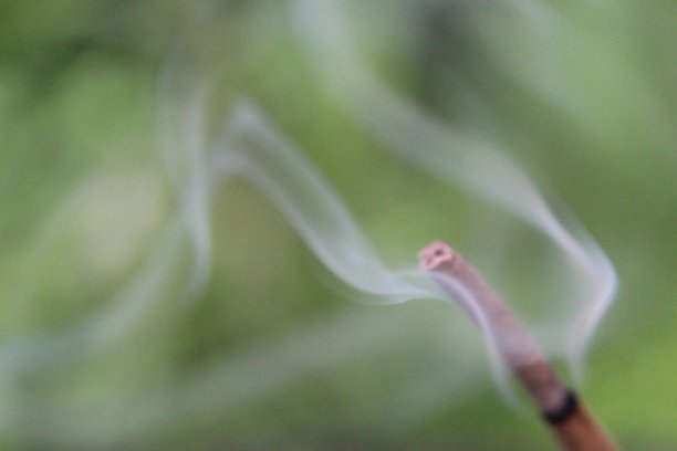 散焦模糊图像。烟，自然背景图片下载