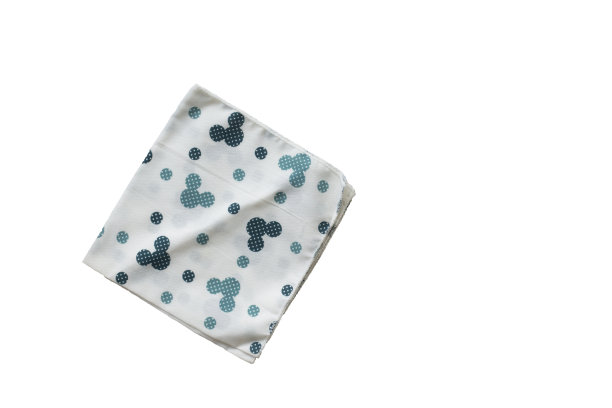 一块手帕孤立在白色背景上图片下载