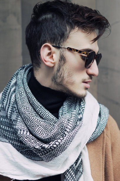 城里一个年轻人的冬季肖像图片下载