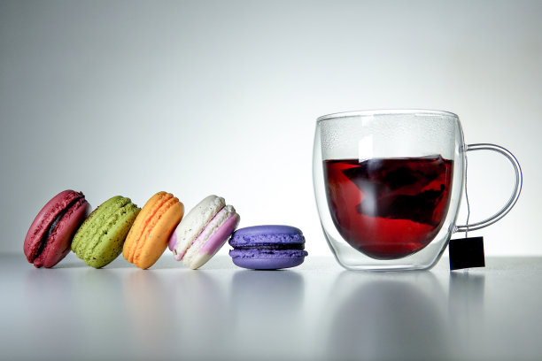 用马卡龙和一杯茶做的埃菲尔铁塔图片下载