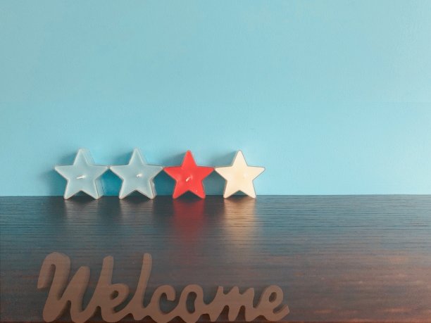 欢迎字和4星形状的蜡烛在蓝色的背景图片下载