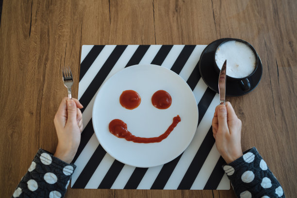 微笑的盘子在早餐桌上图片下载