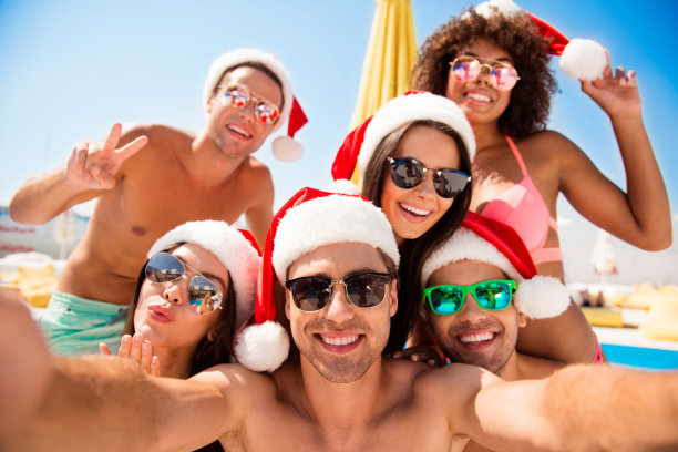 休闲生活方式之旅，海游度假概念。朋友们在电话里打视频电话图片下载