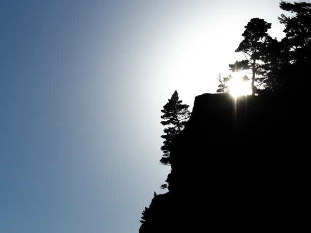 太阳，蓝天，剪影岩石，基旺达角，太平洋城市，俄勒冈州图片下载