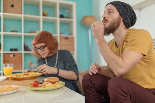 吃快餐的现代年轻夫妇图片下载