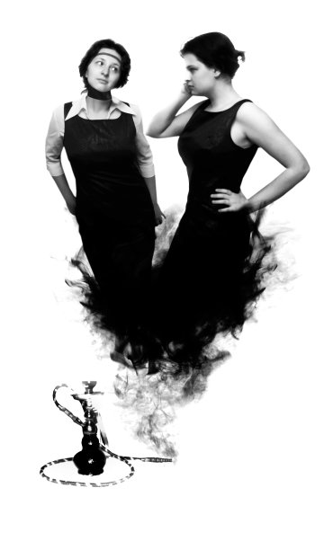 两个女人带着烟飞了出去因为水烟的幻觉图片下载
