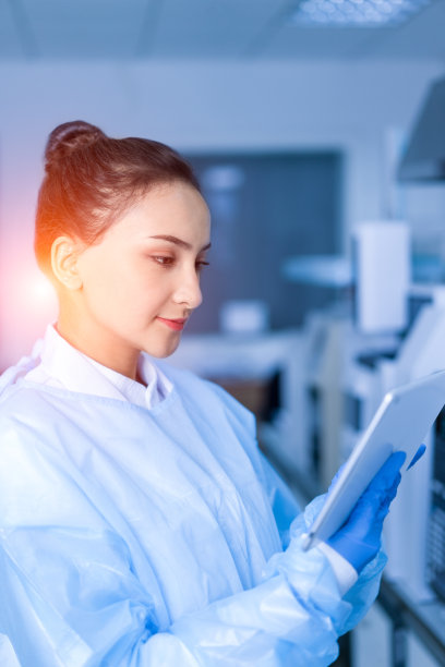 在实验室工作的年轻女科学家图片下载
