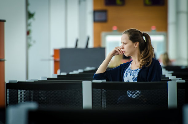 机场的那个女孩正在等飞机图片下载