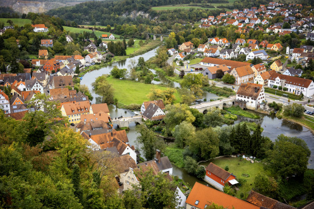 哈堡:从哈堡城堡眺望。这是风景路线“浪漫之路”的一部分。巴伐利亚,德国。图片下载