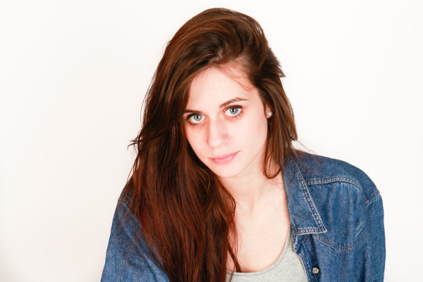 白色墙壁上的一个快活的年轻女子图片下载