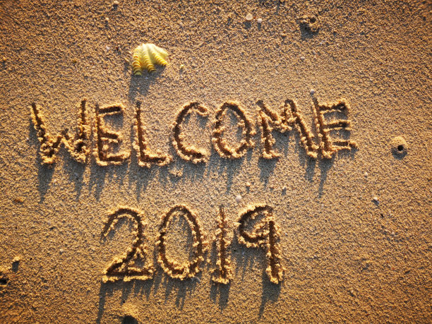 欢迎2019年。新年的概念。题词2019在沙滩上。寒假的概念。前视图。空间的文本-股票图像。概念照片新年庆祝动机。图片下载