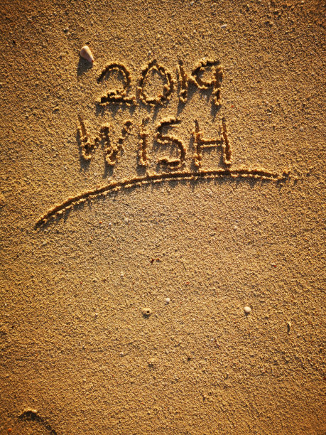 2019年的愿望。新年的概念。题词2019在沙滩上。寒假的概念。前视图。空间的文本-股票图像。概念照片新年庆祝动机。图片下载