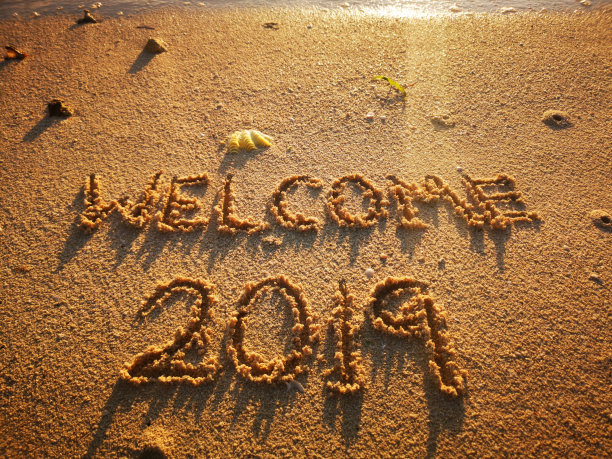欢迎2019年。新年的概念。题词2019在沙滩上。寒假的概念。前视图。空间的文本-股票图像。概念照片新年庆祝动机。图片下载