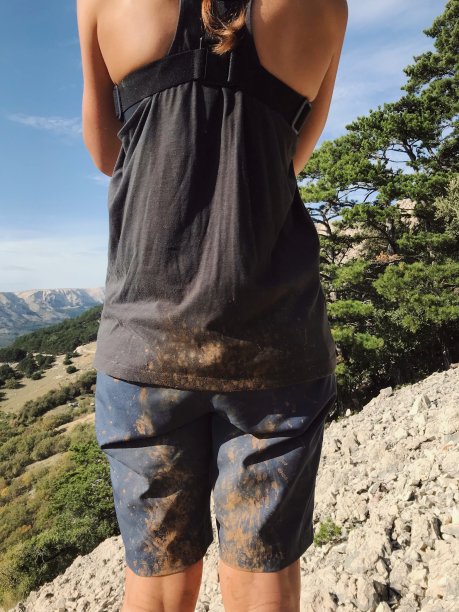 泥泞的小女孩骑山地车后图片下载