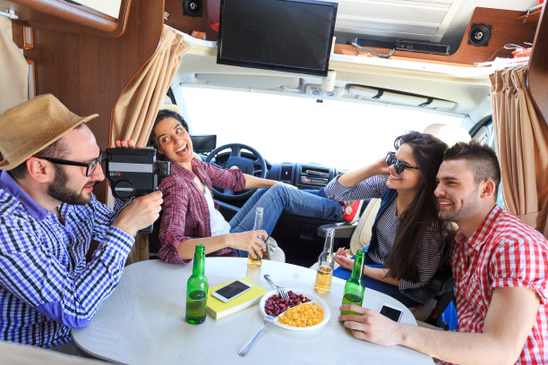 朋友们在帐篷里喝啤酒图片下载