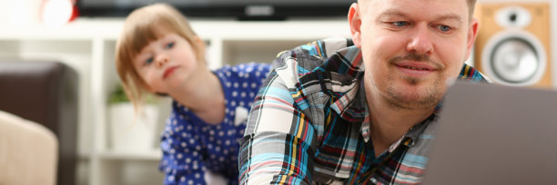 可爱的小女孩偷偷地提防着她的爸爸图片下载