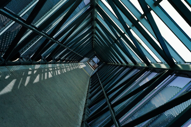 行人桥的旋转视角图片下载