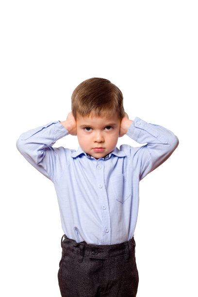 4岁的小男孩一边尖叫一边捂着耳朵图片下载