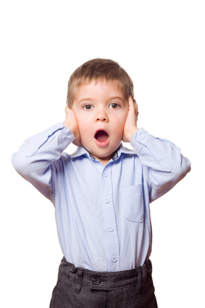 4岁的小男孩一边尖叫一边捂着耳朵图片下载