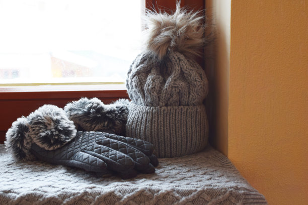 保暖手套，带绒球的帽子，针织围巾图片下载