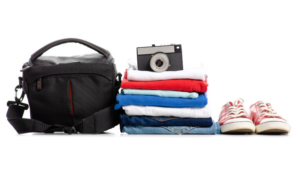 一堆衣服和红色运动鞋的相机图片下载