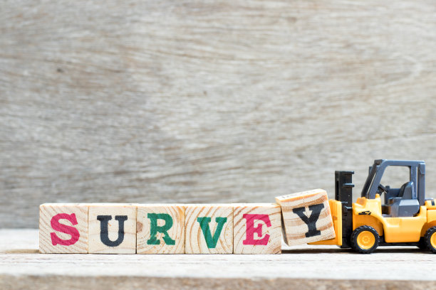 玩具叉车托起字母块Y来完成对木材背景的文字调查图片下载