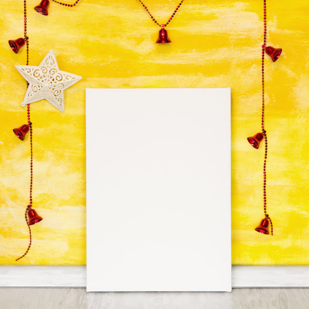 模拟海报和黄色的圣诞装饰墙。图片下载