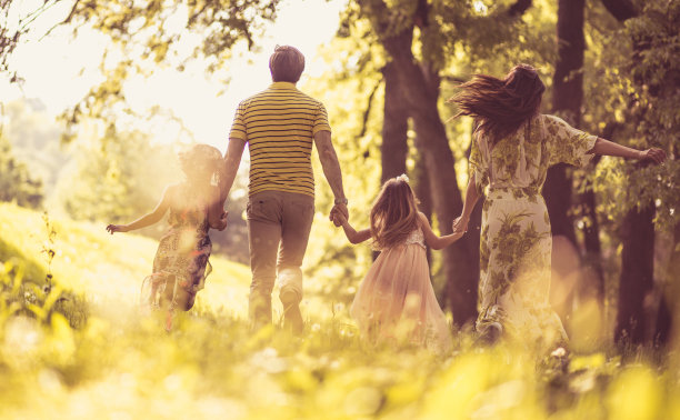 这是一个和家人一起户外活动的美好日子。图片下载