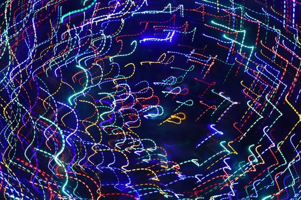 美丽梦幻的心情照片的圣诞树在晚上图片下载