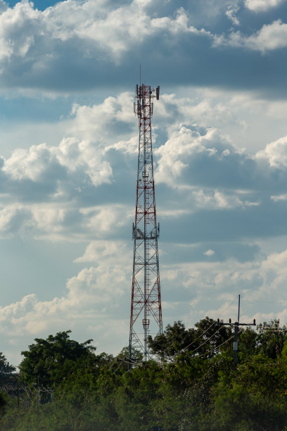 蓝天上的天线中继塔。图片下载