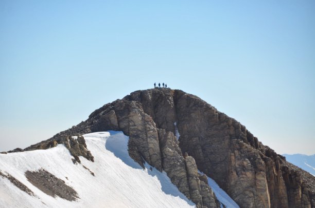 春天，人们在14000英尺高的山顶上图片下载