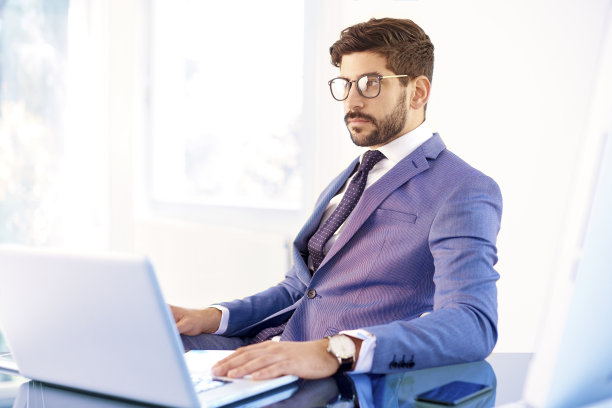 年轻的金融顾问商人使用笔记本电脑在办公室工作图片下载