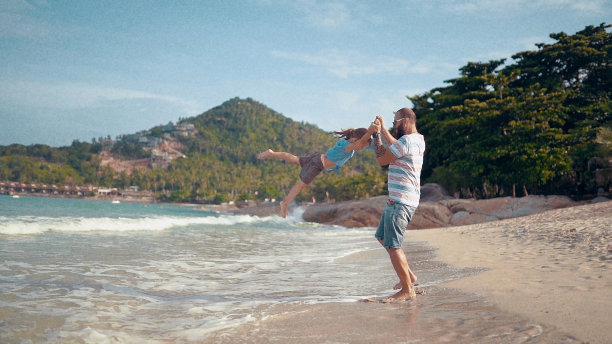 爸爸和女儿在海滩上玩得很开心图片下载