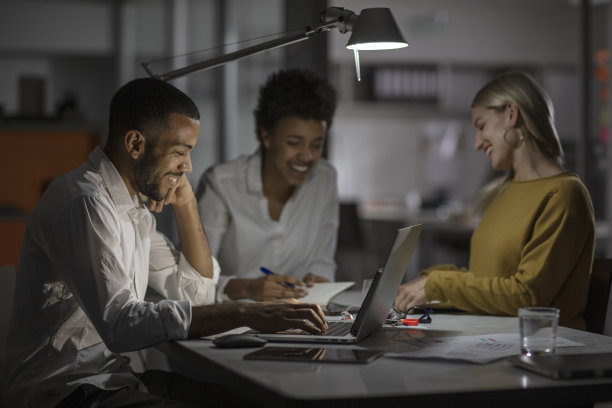 商务同事加班图片下载