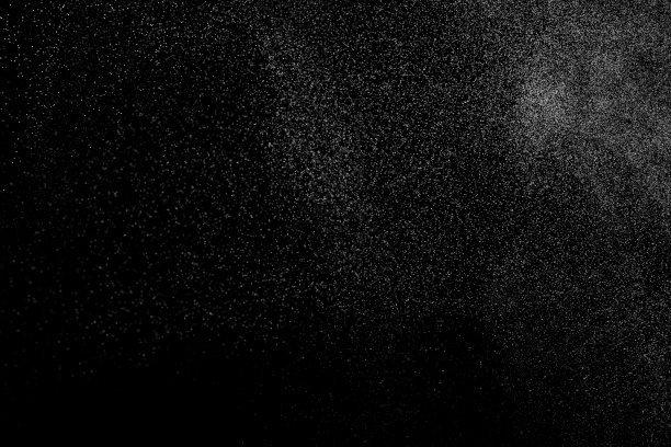 抽象的水溅在黑色的背景上。图片下载