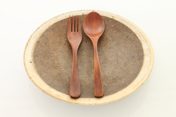用木制刀叉清空瓷盘图片下载