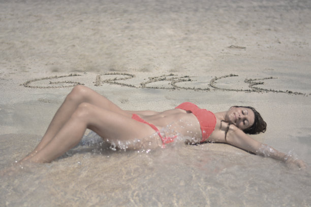 希腊穿着比基尼的快乐女人图片下载