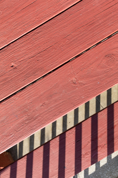 红色的野餐桌，有阴影的角度图片下载