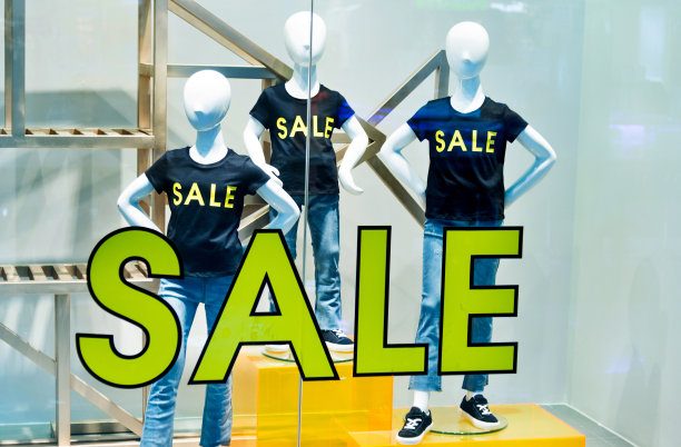 穿着印有促销标志的t恤的人体模特图片下载