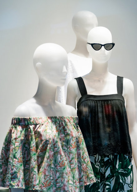 商店橱窗里的女人人体模型图片下载