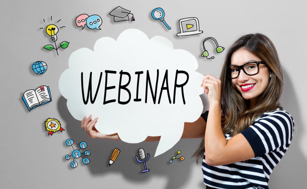 在网络研讨会上，一个女人拿着一个演讲泡泡图片下载