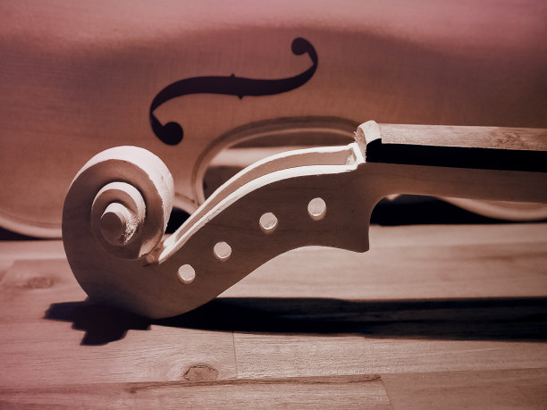 在精挑细选中，将小提琴的琴颈和卷轴用小榫孔、小榫盒、木板固定。模糊的灯光设计背景图片下载