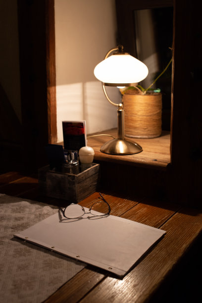 晚上桌子上的空白日志图片下载