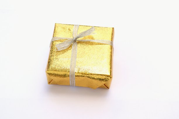 白色背景上的金色礼盒图片下载