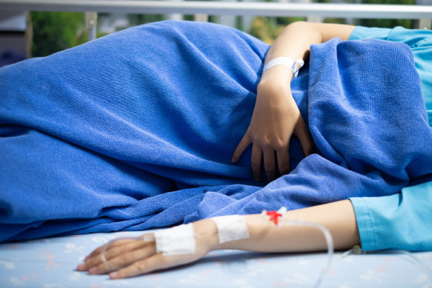 女病人在医院手术后胃疼在房间里。图片下载