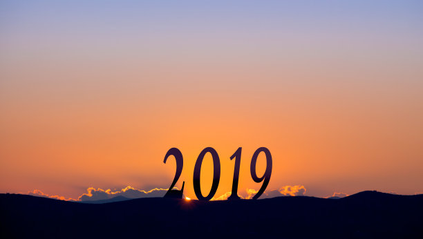 2019年，在黑暗的山上，以生动美丽的日出为背景。图片下载