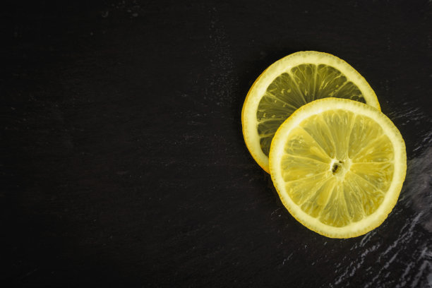 两块新鲜柠檬片图片下载