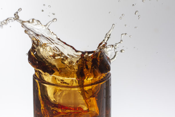 可乐飞溅，有一些运动在飞溅接近图片下载