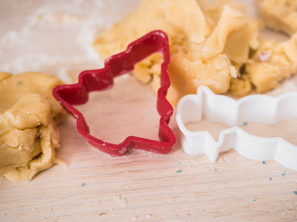 圣诞烘焙:饼干面团和不同的饼干切割机的特写图片下载